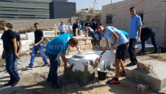 بالصور: طلاب مدرسة أجيال الثانوية ويوم الأعمال الخيرية